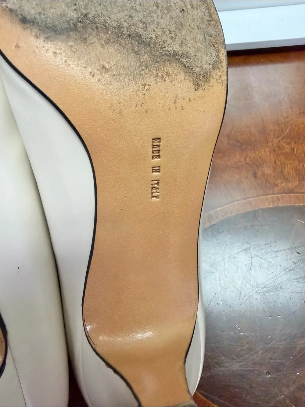 Salvatore Ferragamo Ivory Leather Pointed-Toe Pumps size 8